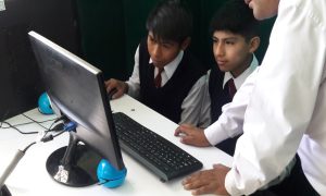 2 ESTUDIANTES CON COMPUTADORA
