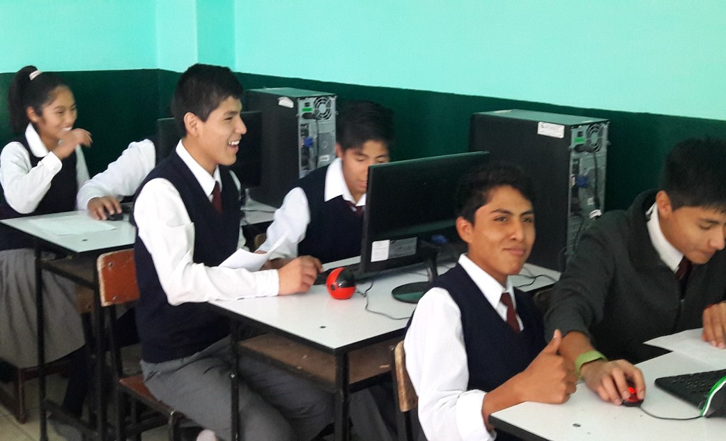 ESTUDIANTES CON COMPUTADORAS